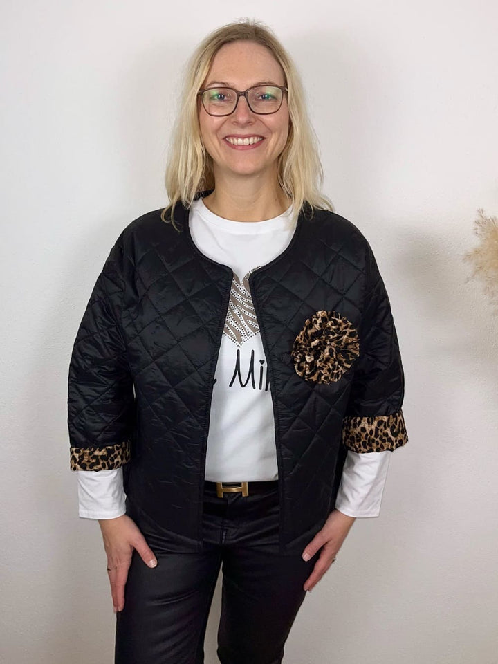 Steppjacke mit Zierbrosche Leo, schwarz von Bella Vita - Mode &amp; Lifestyle