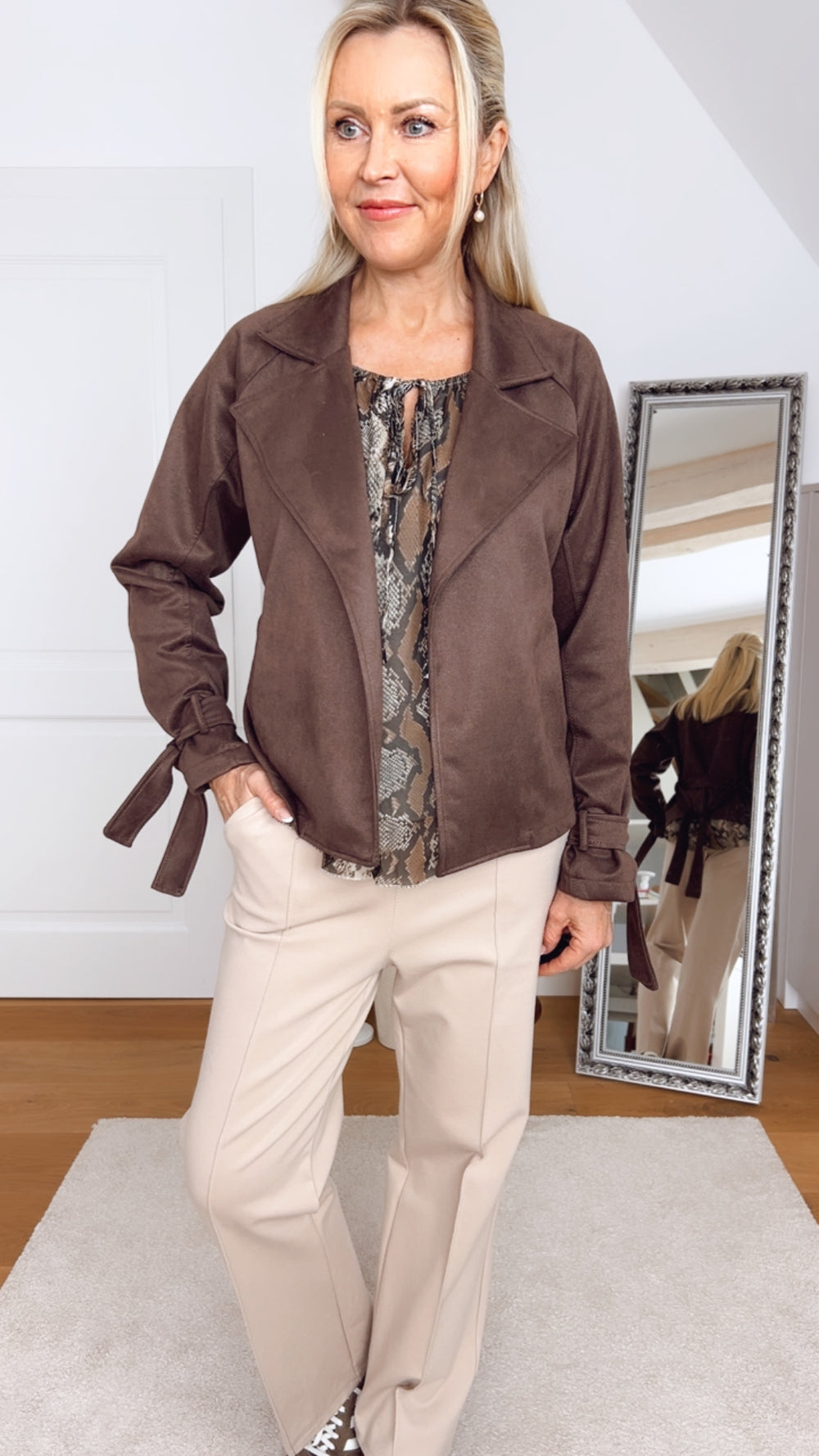 Kurz-Blazer aus Velourslederimitat mit Reverskragen, braun von Bella Vita - Mode & Lifestyle