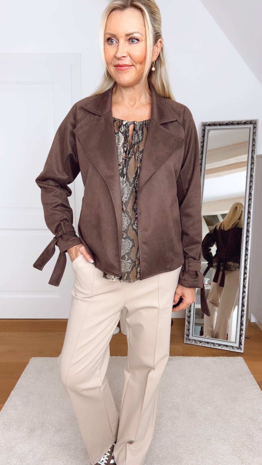 Kurz-Blazer aus Velourslederimitat mit Reverskragen, braun von Bella Vita - Mode & Lifestyle