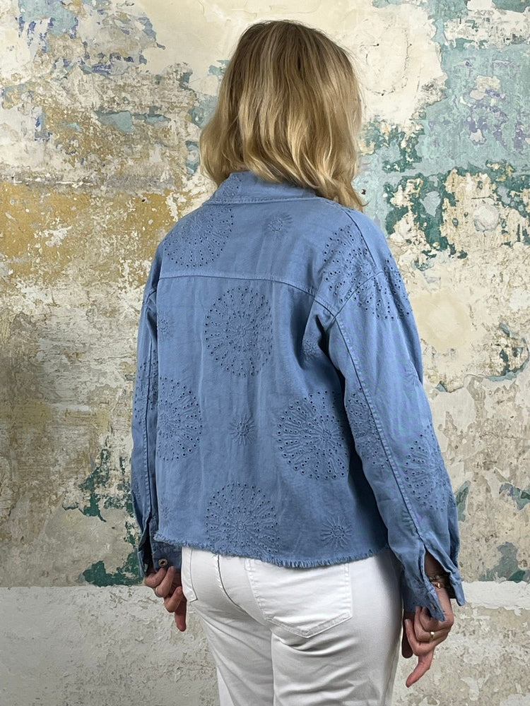 Jeansjacke mit Lochstickerei, jeansblau