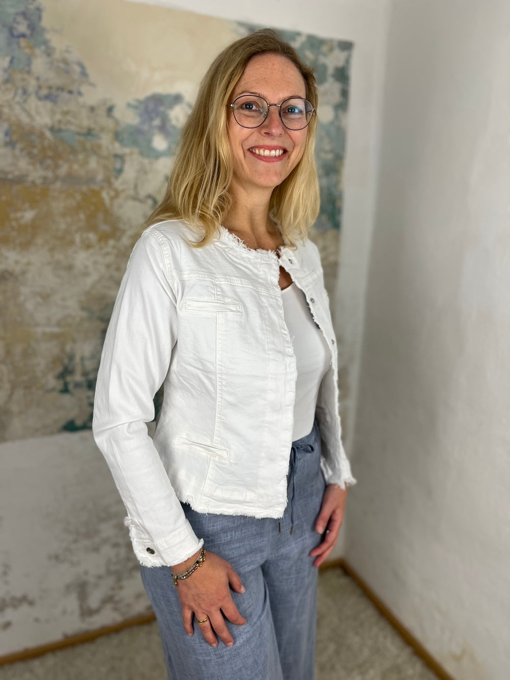 Jeansjacke mit Rundhals und gefransten Kanten, weiß