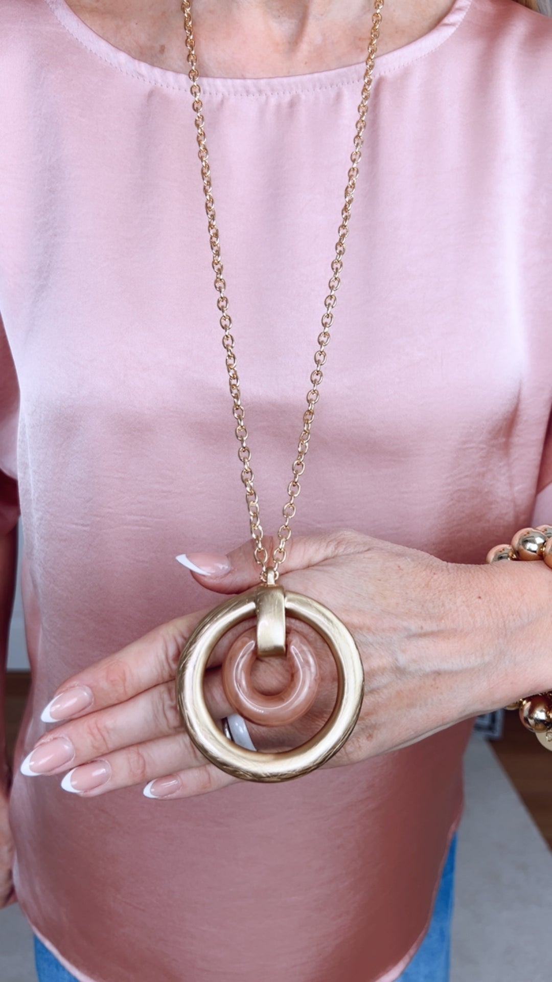 Kette mit Doppelring-Anhänger, altrosa-goldfarben von Bella Vita - Mode & Lifestyle