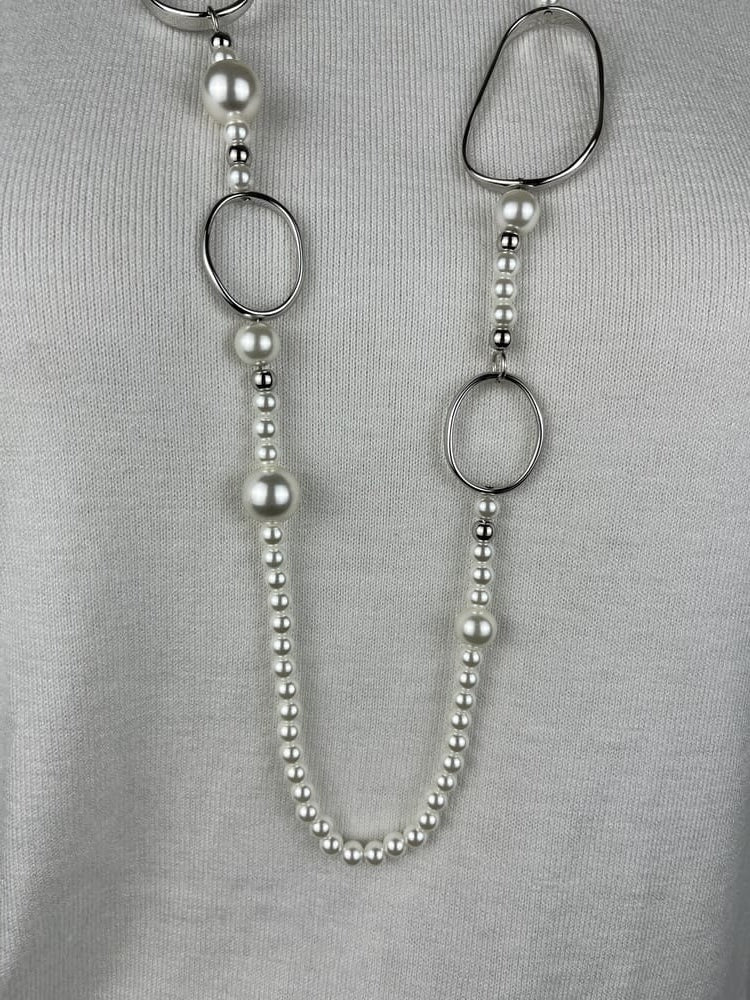 Kette mit Perlen und Zierringen, silberfarben