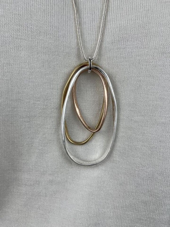 Kette silberfarben mit Anhänger dreifarbig