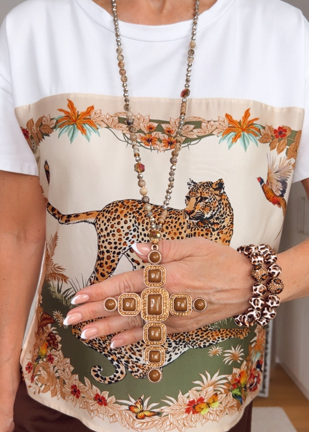 Statementkette mit Kreuzanhänger, taupe-braun von Bella Vita - Mode &amp; Lifestyle