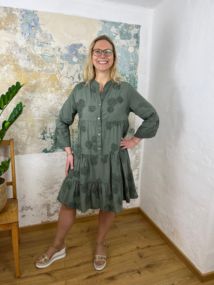 Kleid mit ausgestelltem Arm und floraler Applikation