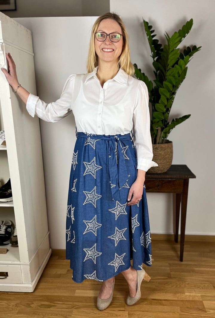 Kleid mit Sternenstickerei