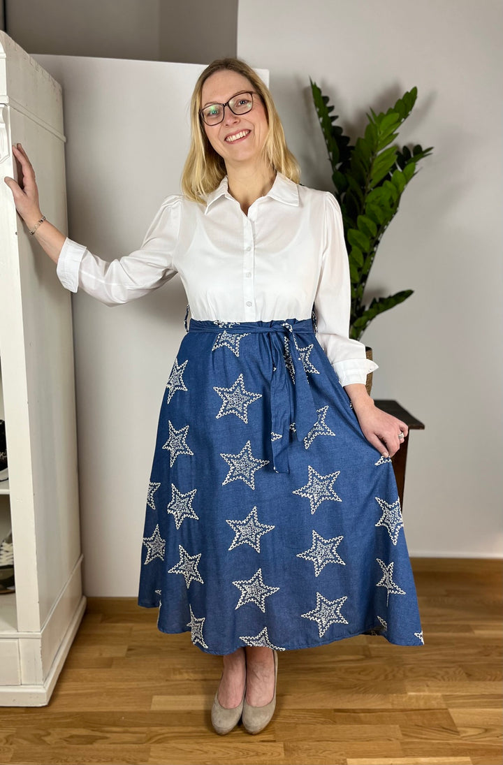 Kleid mit Sternenstickerei