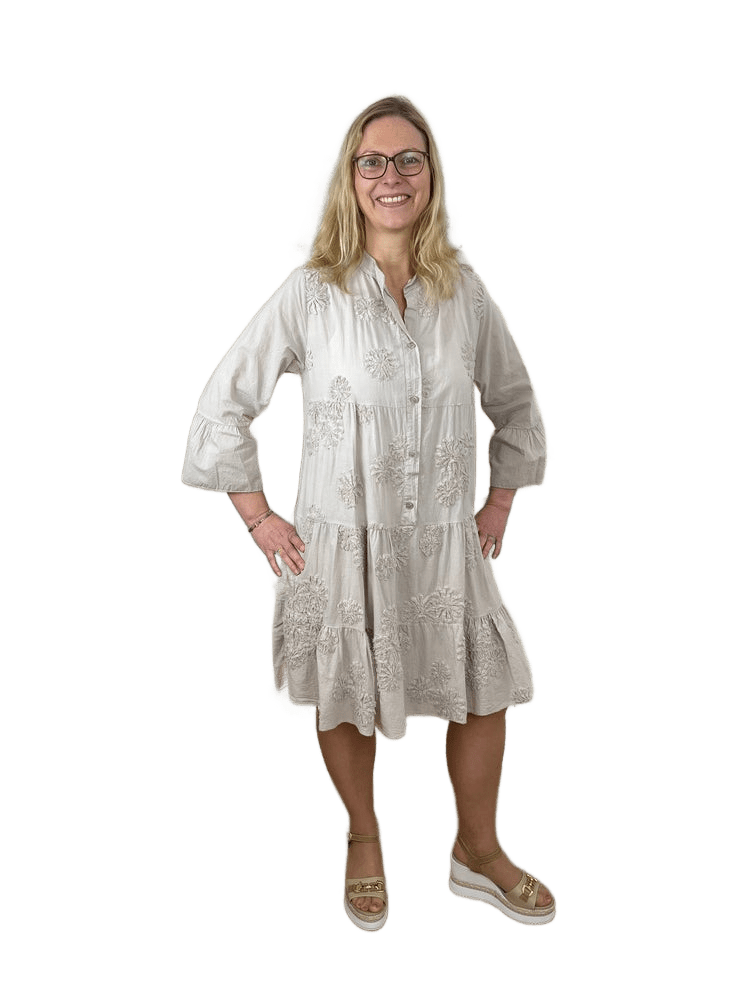 Kleid mit ausgestelltem Arm und floraler Applikation