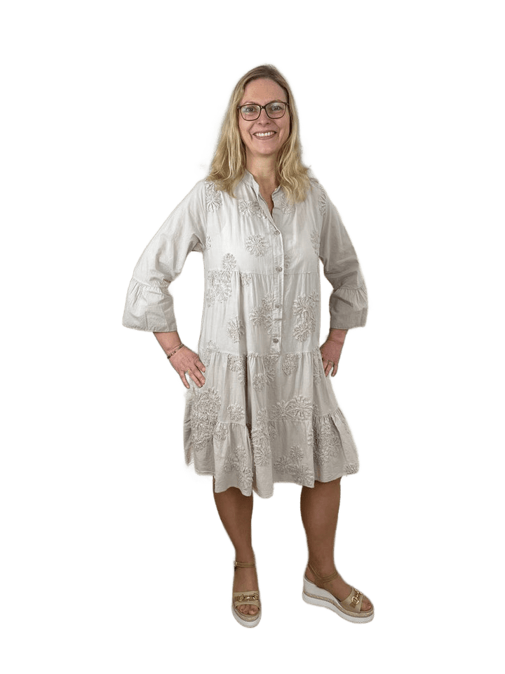 Kleid mit ausgestelltem Arm und floraler Applikation