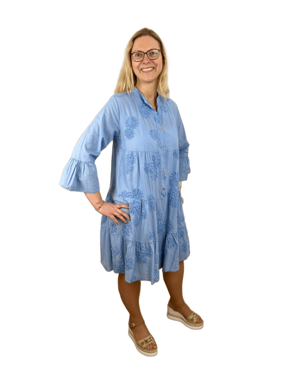 Kleid mit ausgestelltem Arm und floraler Applikation