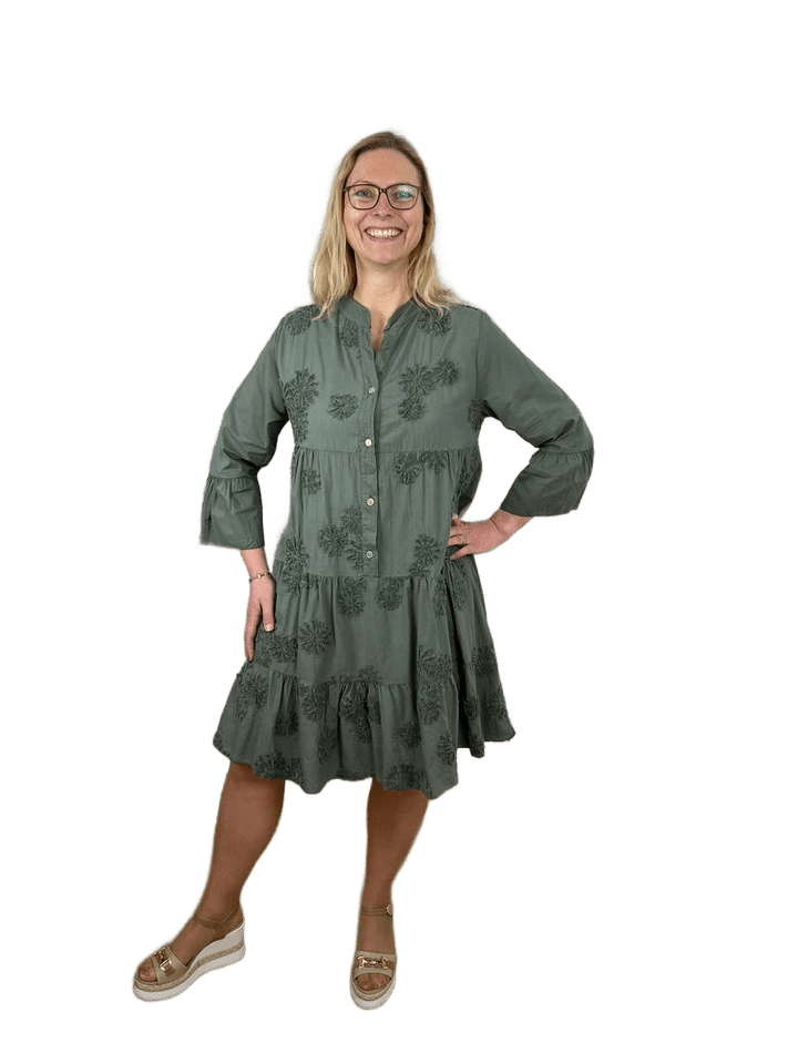 Kleid mit ausgestelltem Arm und floraler Applikation