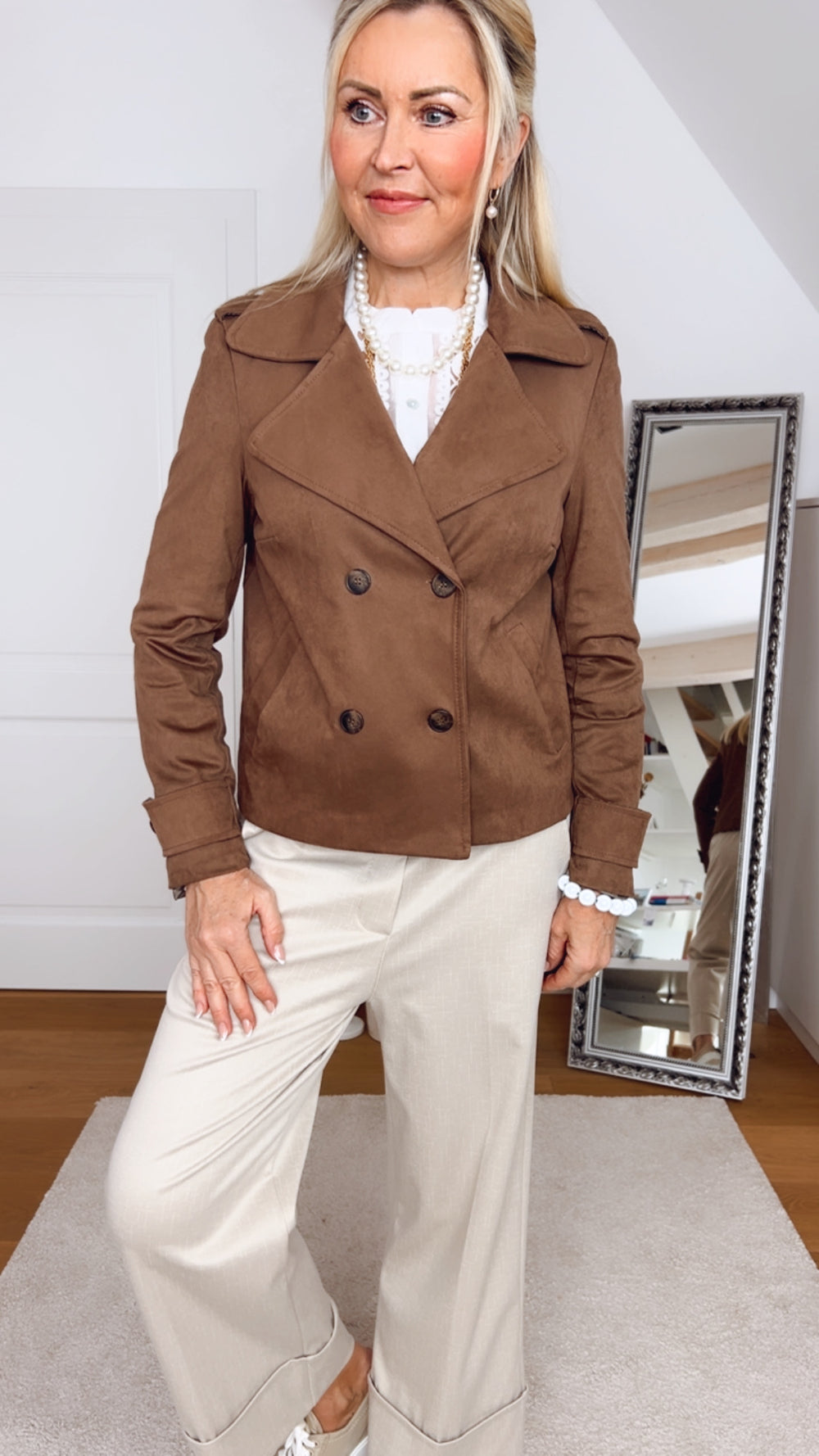 Kurzjacke aus Veloursimitat, cognac von Bella Vita - Mode & Lifestyle