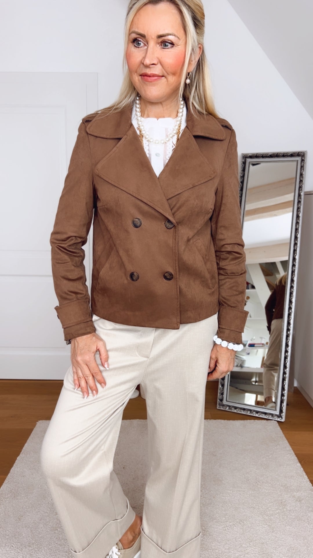 Kurzjacke aus Veloursimitat, cognac von Bella Vita - Mode & Lifestyle