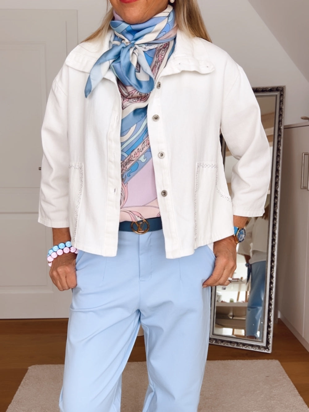 Kurzjacke mit Steinchenverzierung, weiß von Bella Vita - Mode & Lifestyle