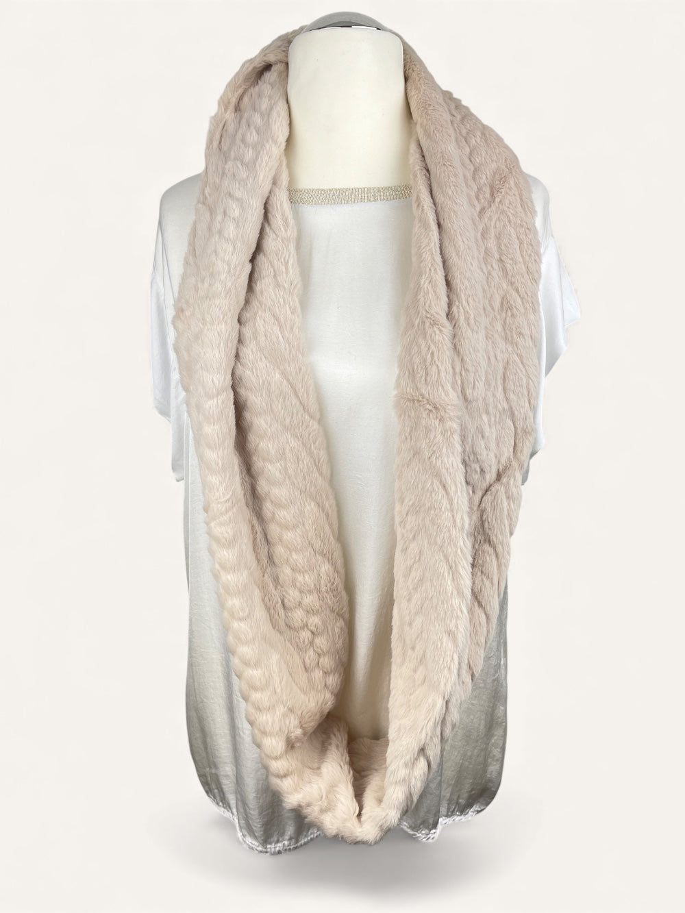 Loopschal aus Fellimitat, beige von Bella Vita - Mode & Lifestyle