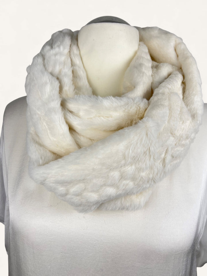 Loopschal aus Fellimitat, ecru von Bella Vita - Mode & Lifestyle