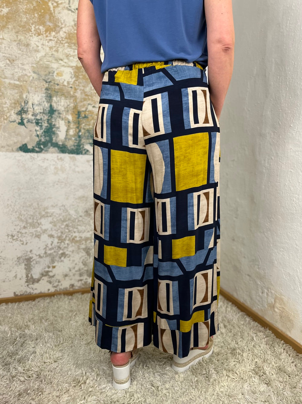Marlenehose im Alloverdruck, blau-gemustert