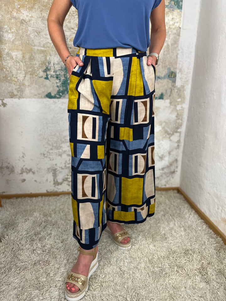 Marlenehose im Alloverdruck, blau-gemustert