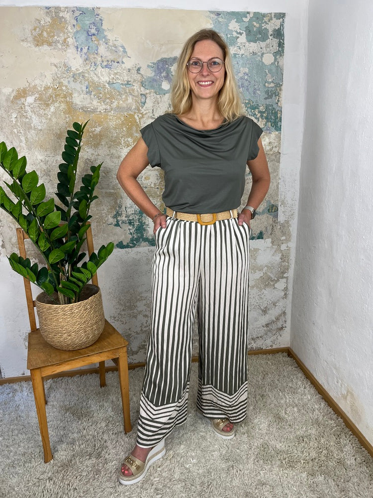 Marlenehose mit Streifendruck und Ziergürtel