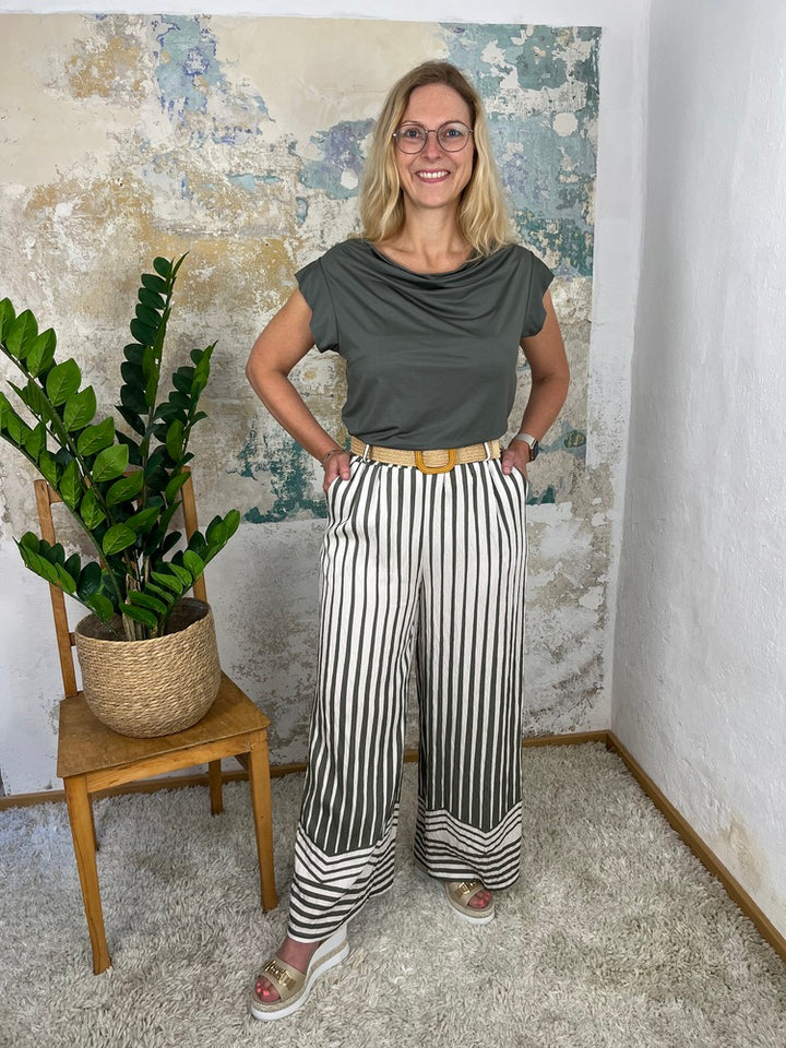 Marlenehose mit Streifendruck und Ziergürtel