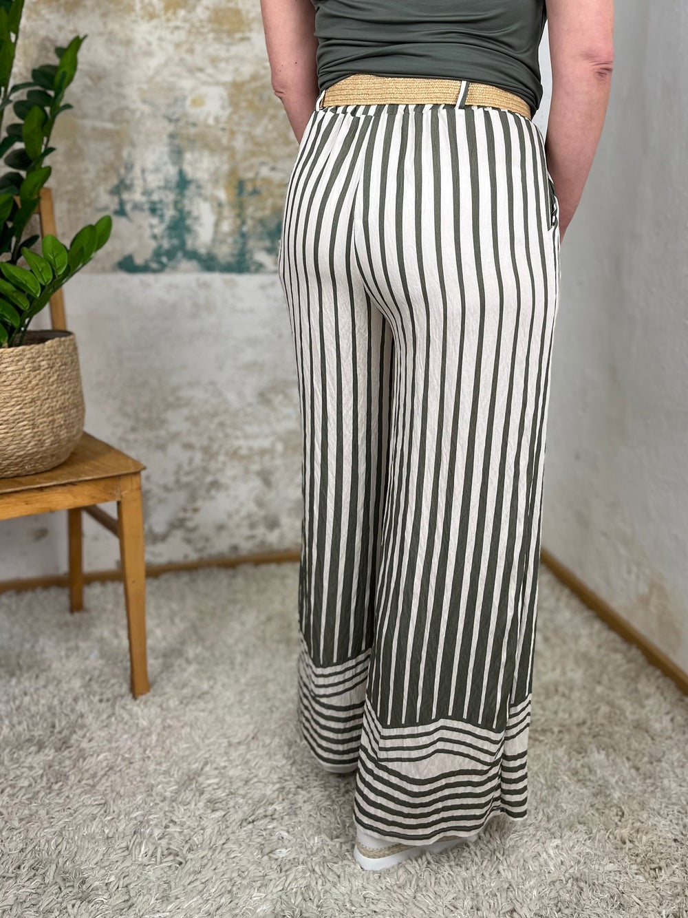 Marlenehose mit Streifendruck und Ziergürtel