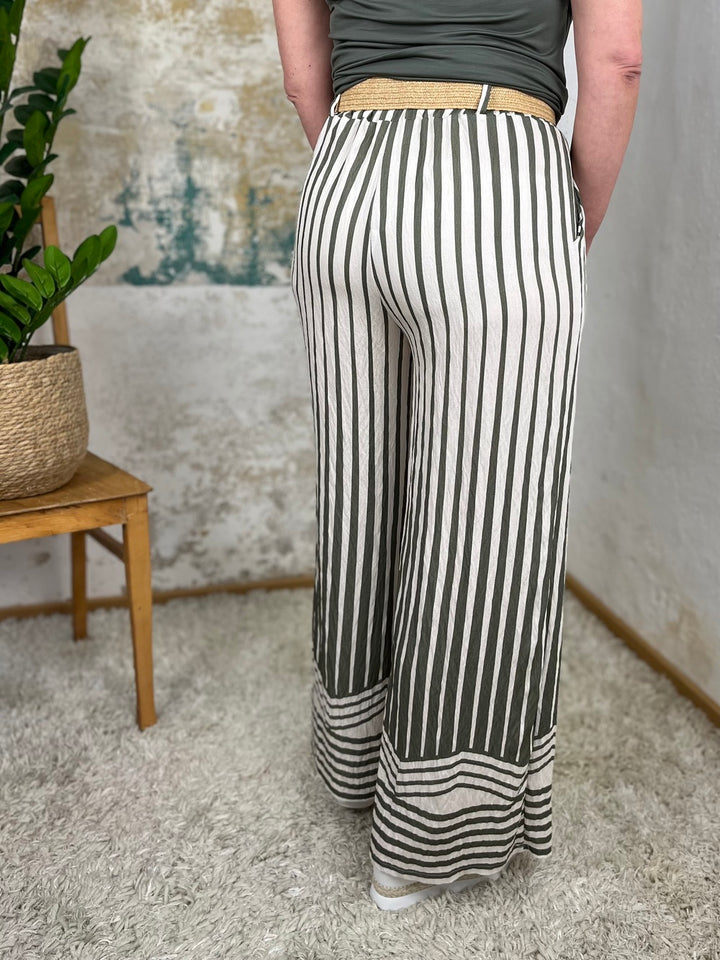 Marlenehose mit Streifendruck und Ziergürtel