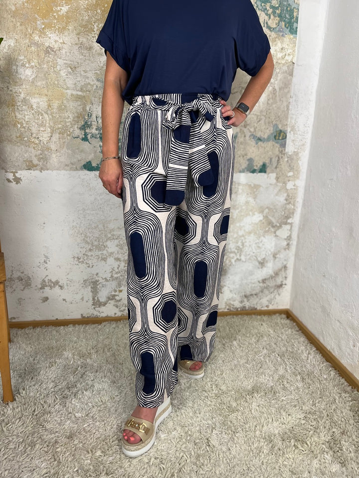 Marlenehose mit grafischem Druck