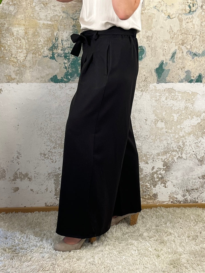 Marlenehose mit Bindegürtel und Dehnbund, schwarz