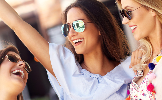 Lebendige Szene fröhlicher Frauen, passend zum Mein Bella Vita Treueprogramm für besondere Vorteile.