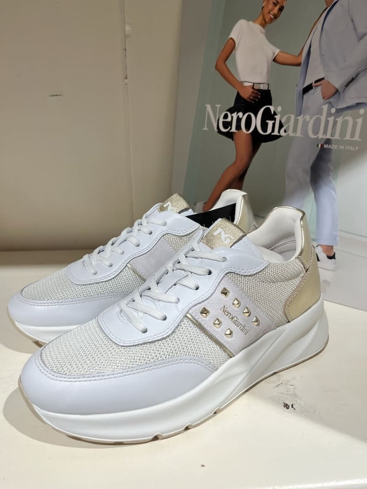 NeroGiardini Sneaker mit Plateausohle, weiß-gold