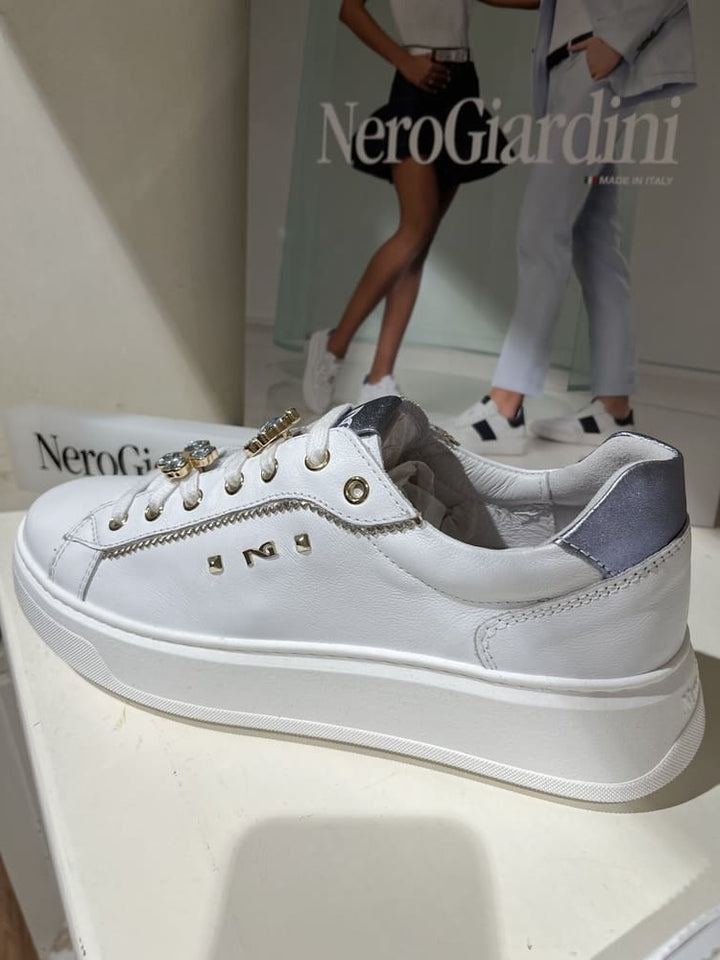 NeroGiardini Sneaker, weiß-blau