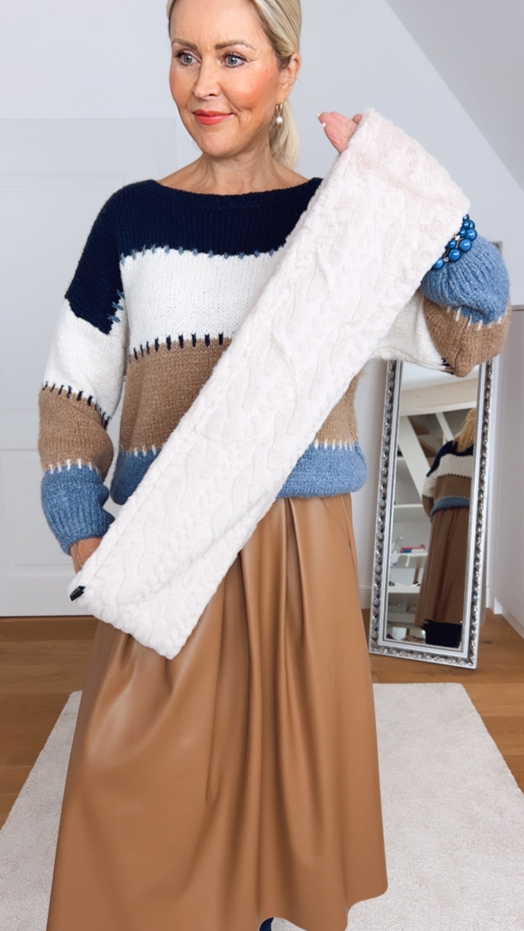 Loopschal aus Fellimitat, beige von Bella Vita - Mode & Lifestyle