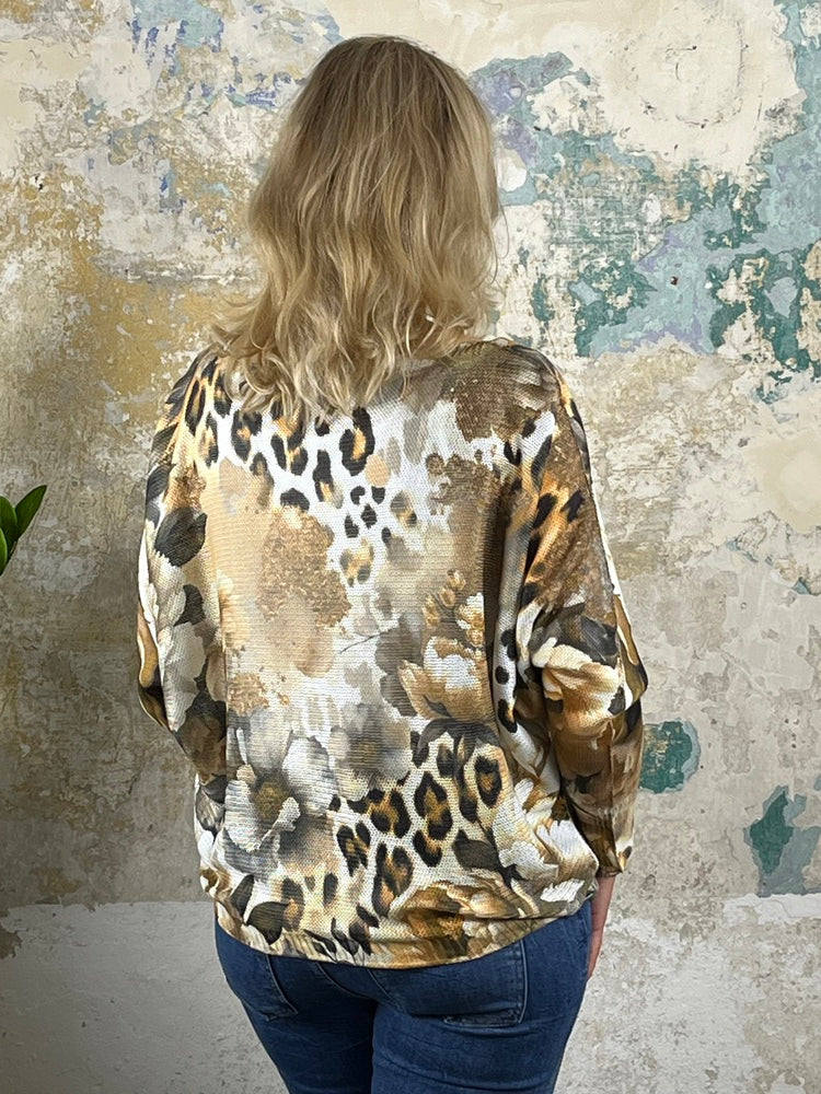 Pullover mit Fledermausarm und Animalprint, beige