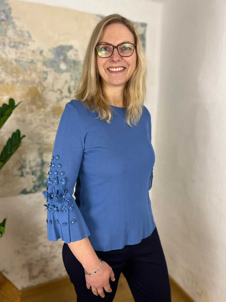 Pullover mit Trompetenärmeln und Blütenapplikation von Bella Vita - Mode &amp; Lifestyle