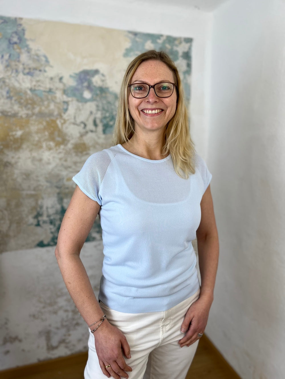 Kurzarm-Pullover mit Netzeinsatz oben