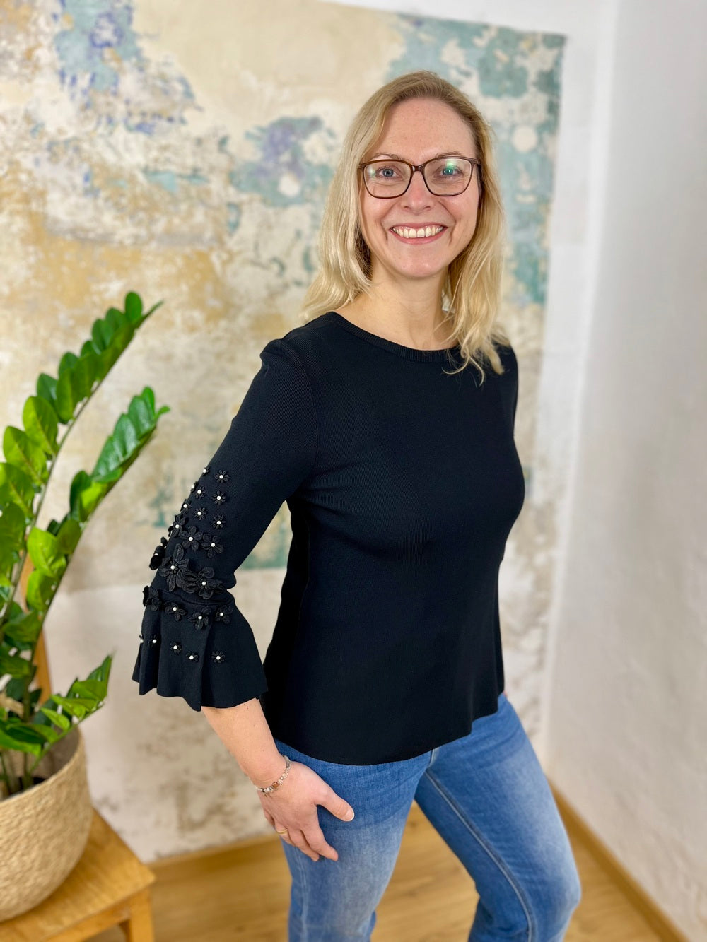 Pullover mit Trompetenärmeln und Blütenapplikation von Bella Vita - Mode & Lifestyle
