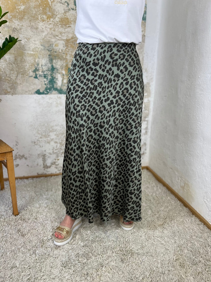 Satinrock im Leoprint