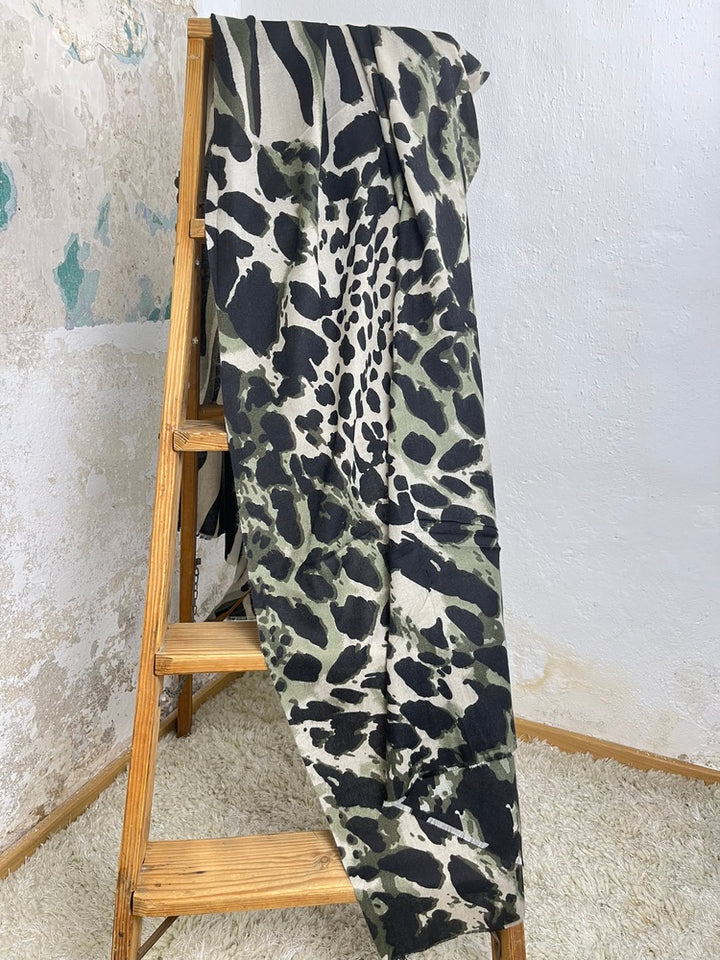 Schal im Animalmuster, khaki-schwarz