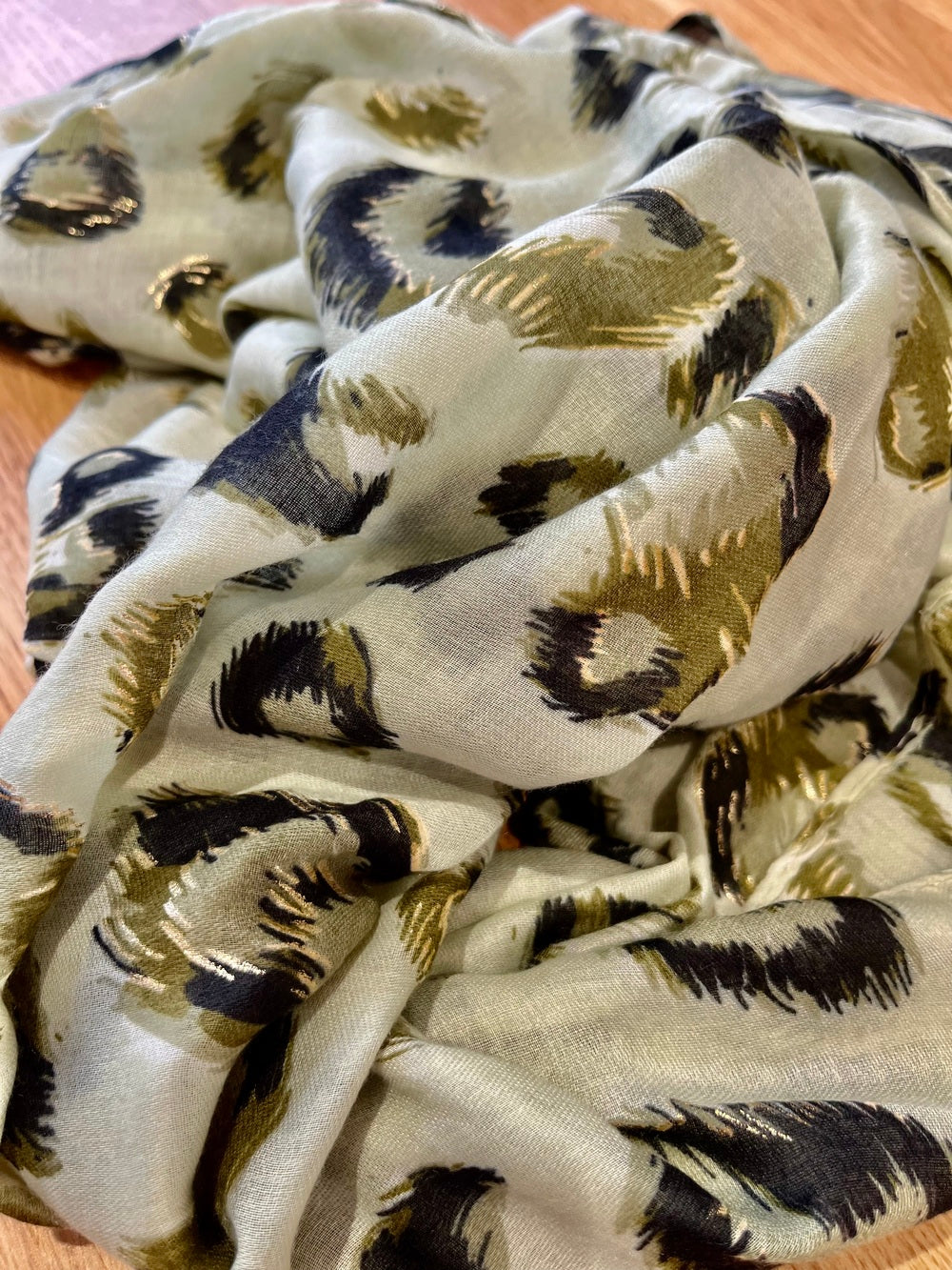 Leichter Schal aus Viskose, Animalprint