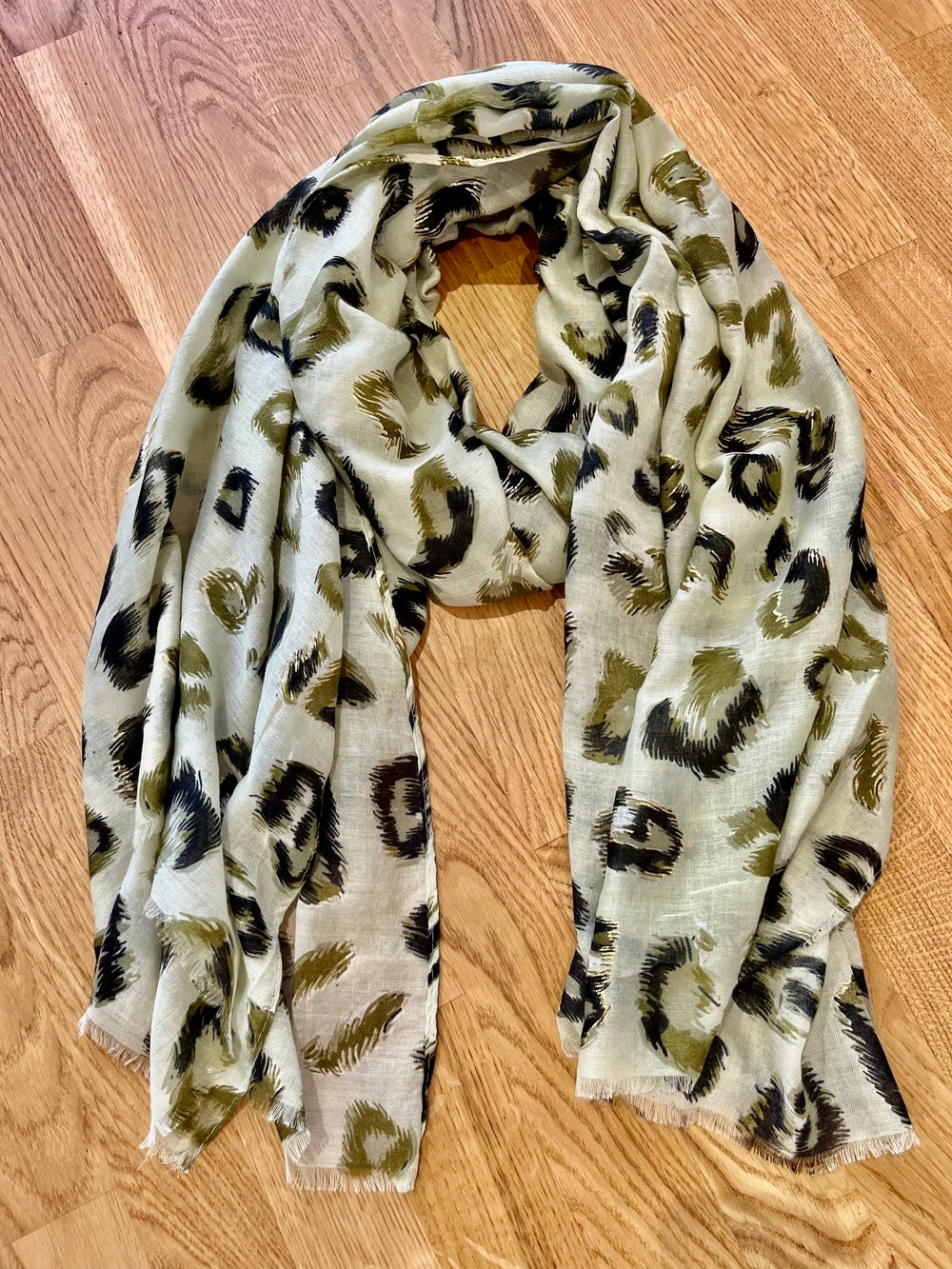 Leichter Schal aus Viskose, Animalprint