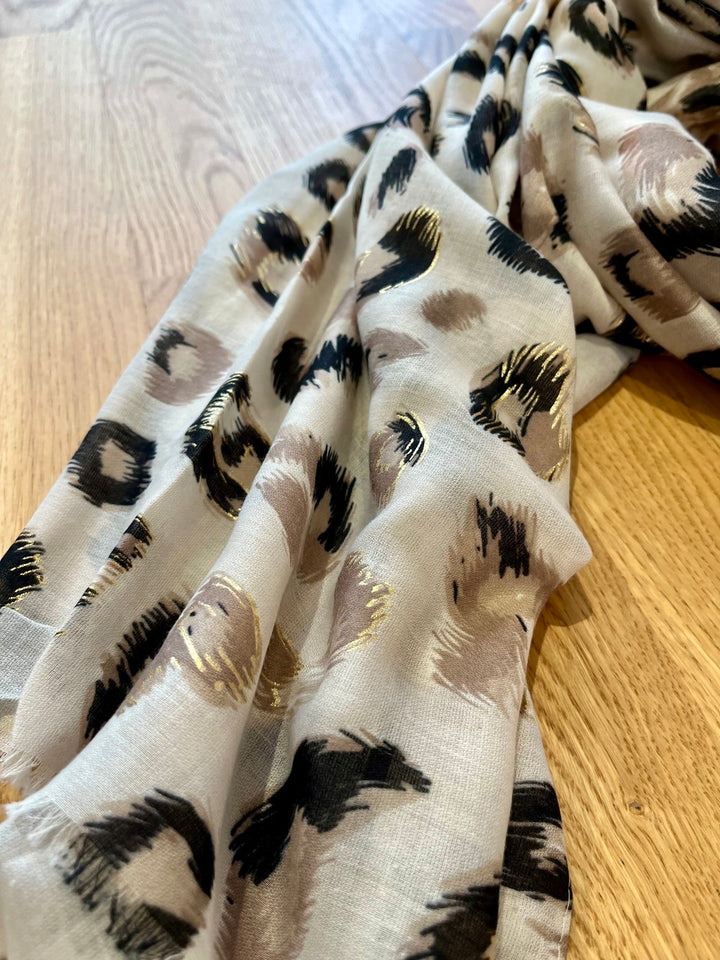 Leichter Schal aus Viskose, Animalprint