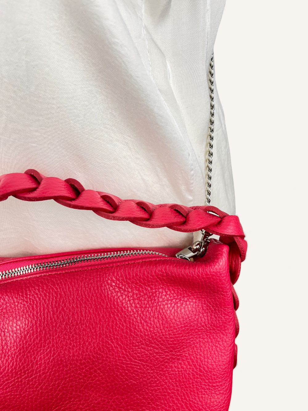 Schultertasche aus Echtleder mit dekorativem Schulterriemen von Bella Vita - Mode & Lifestyle