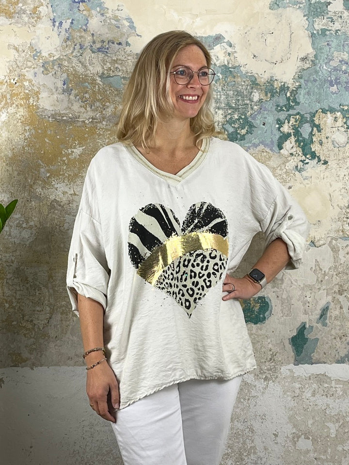 Shirt mit Frontdruck Leoherz und V-Ausschnitt, ecru