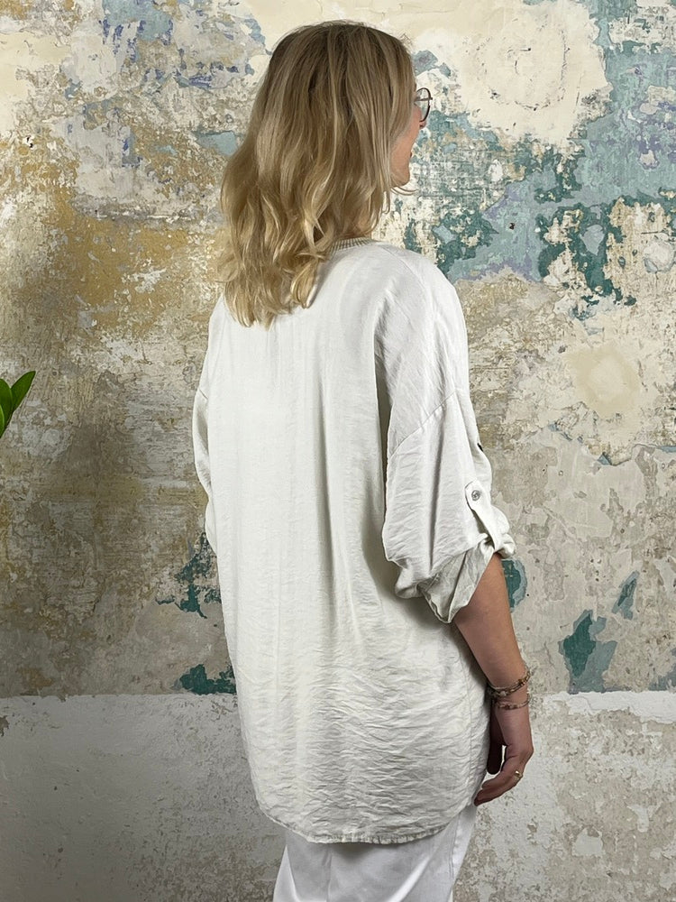 Shirt mit Frontdruck Leoherz und V-Ausschnitt, ecru