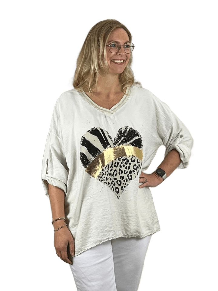 Shirt mit Frontdruck Leoherz und V-Ausschnitt, ecru