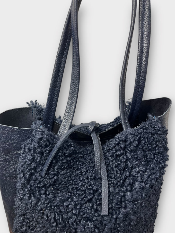 Shopper aus Echtleder mit Fellbesätzen, marine
