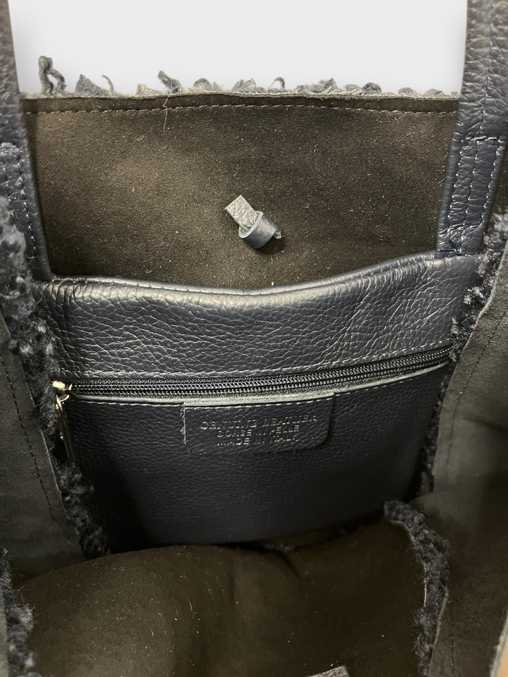 Shopper aus Echtleder mit Fellbesätzen, marine