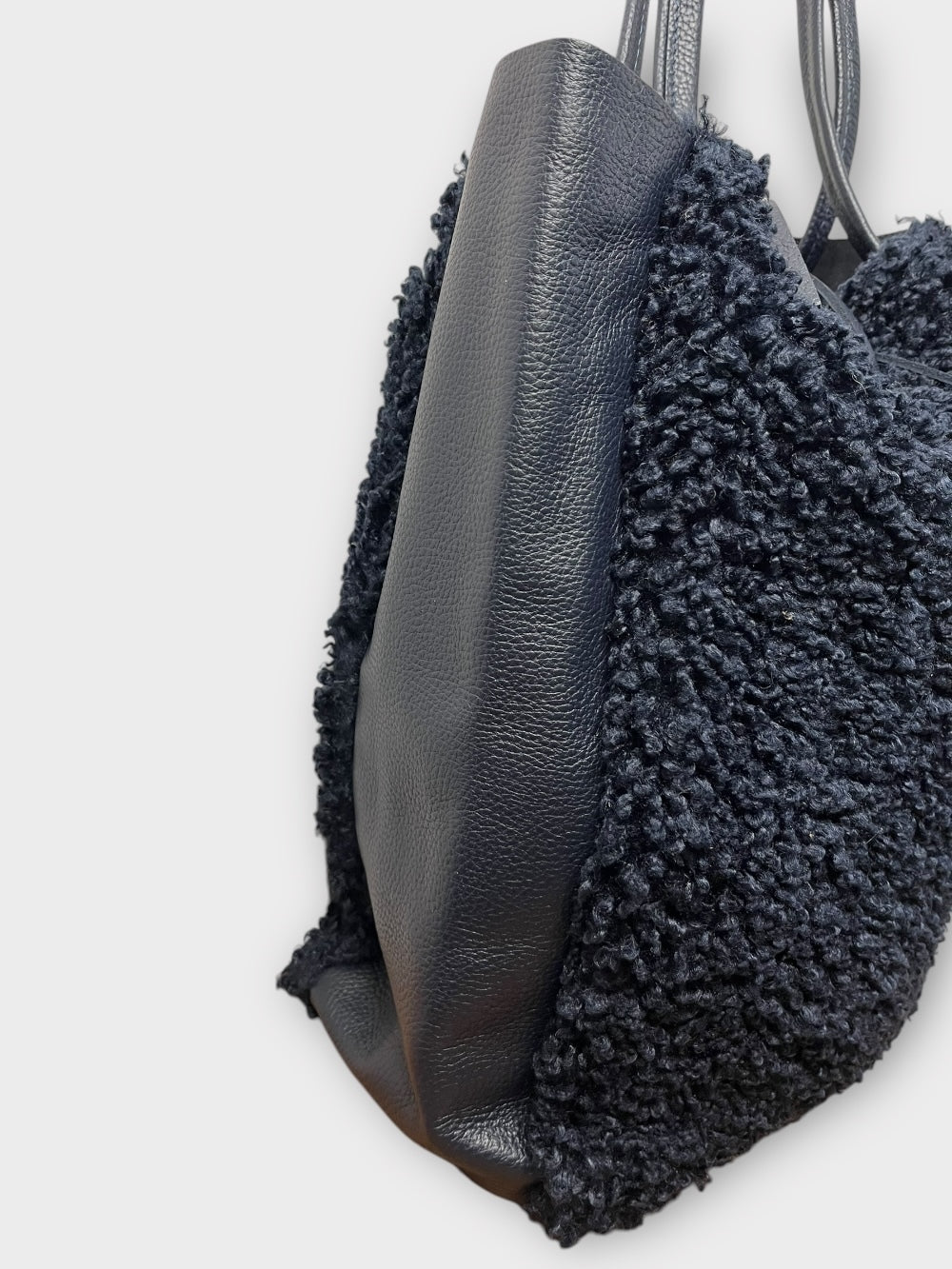 Shopper aus Echtleder mit Fellbesätzen, marine