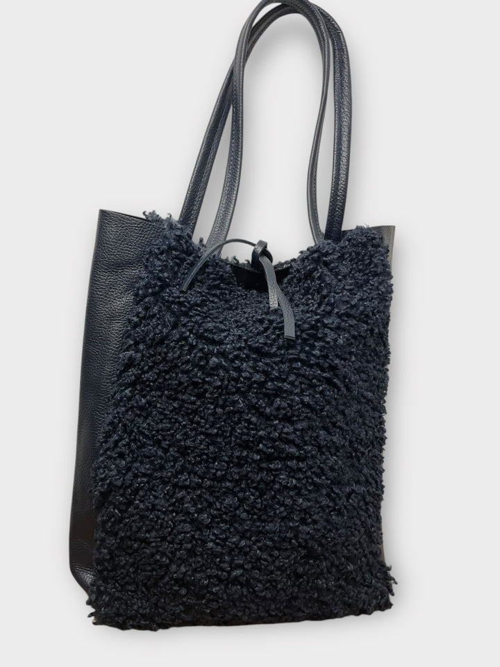 Shopper aus Echtleder mit Fellbesätzen, marine